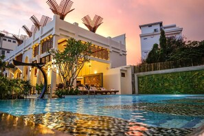 Outdoor pool, pool umbrellas, pool loungers - The Night Hotel (Siem Reap)