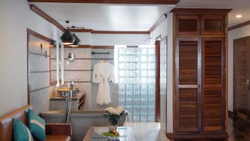 Junior Suite | Banheiro | Banheira e chuveiro separados, banheira de imersão