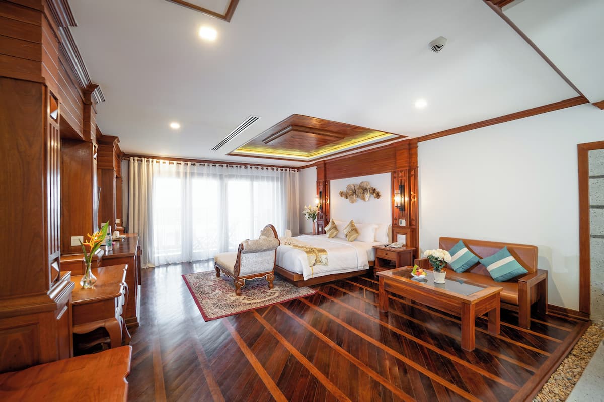 Junior Suite | Bar mini, peti besi dalam bilik, meja, ruang kerja komputer riba 