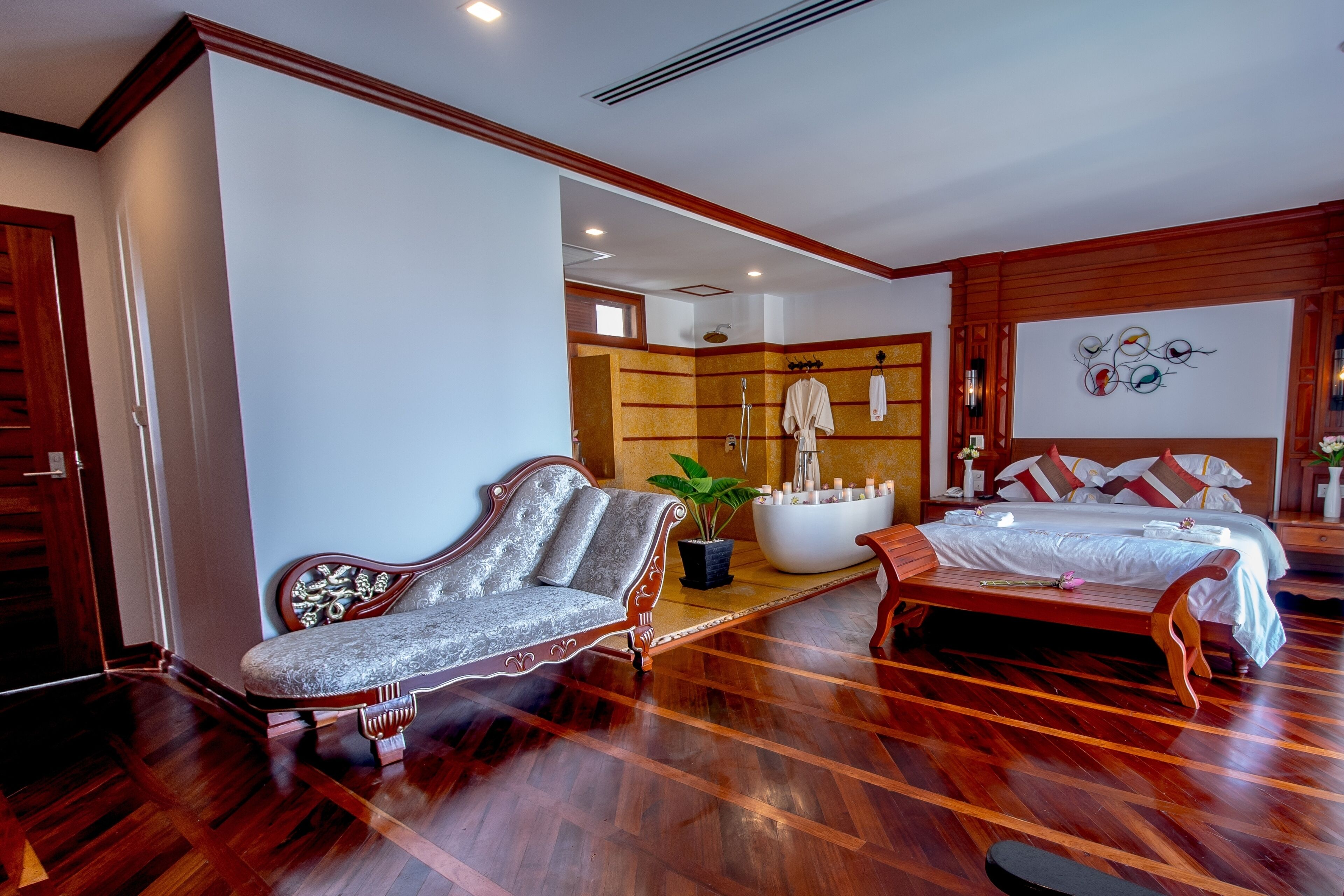 deluxe double room | 1 bedroom, minibar, in-room safe, desk