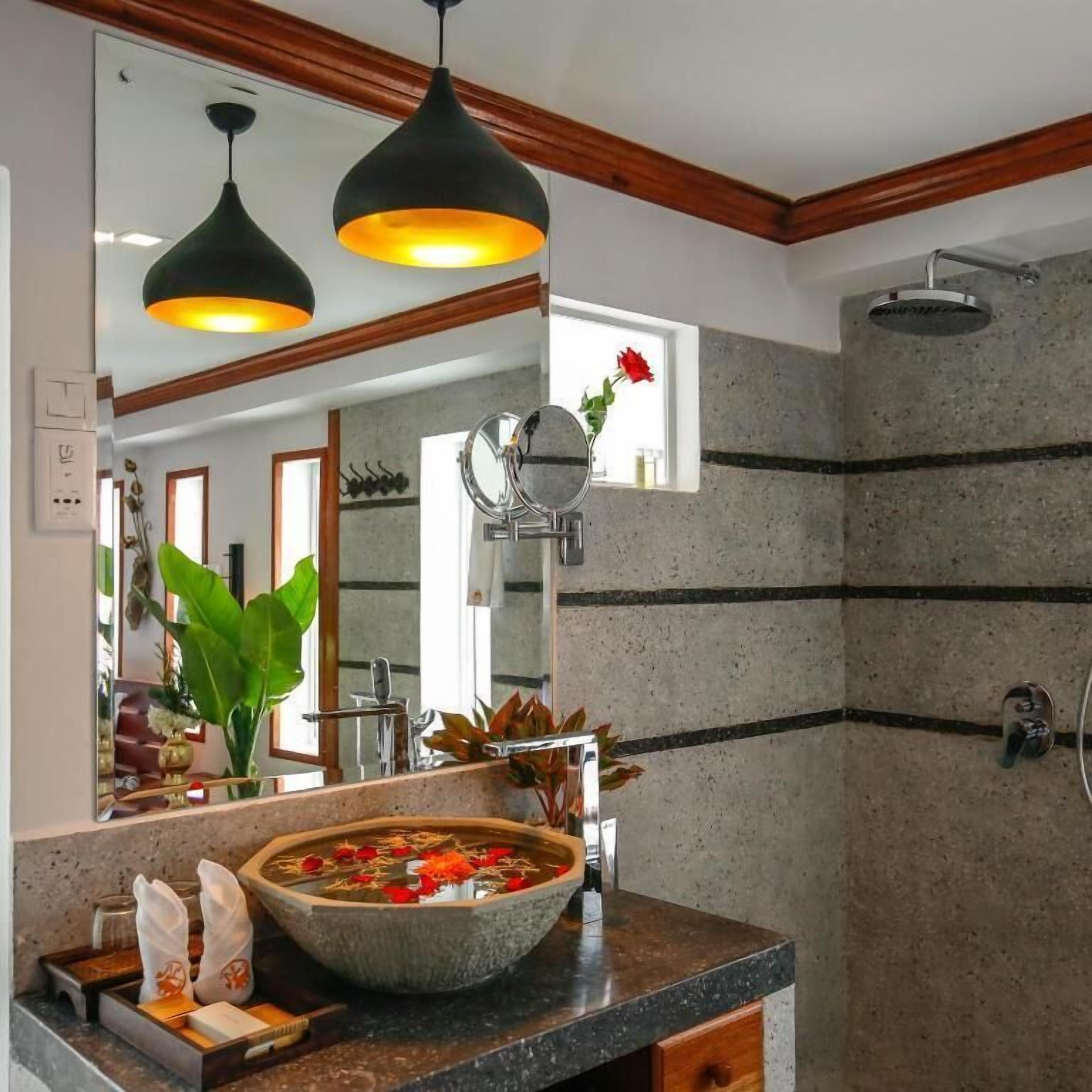 deluxe king room | 1 bedroom, minibar, in-room safe, desk