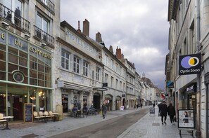 A street with a hotel named "HOTEL DE PARIS" and a shop called "OPTIC 2000". - Hôtel de Paris (Besancon)