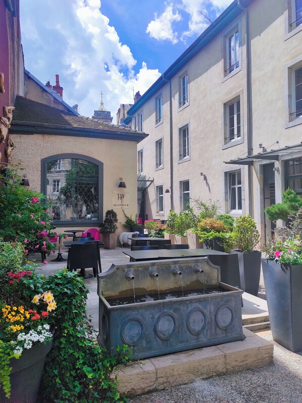 Courtyard - Hôtel de Paris (Besancon)