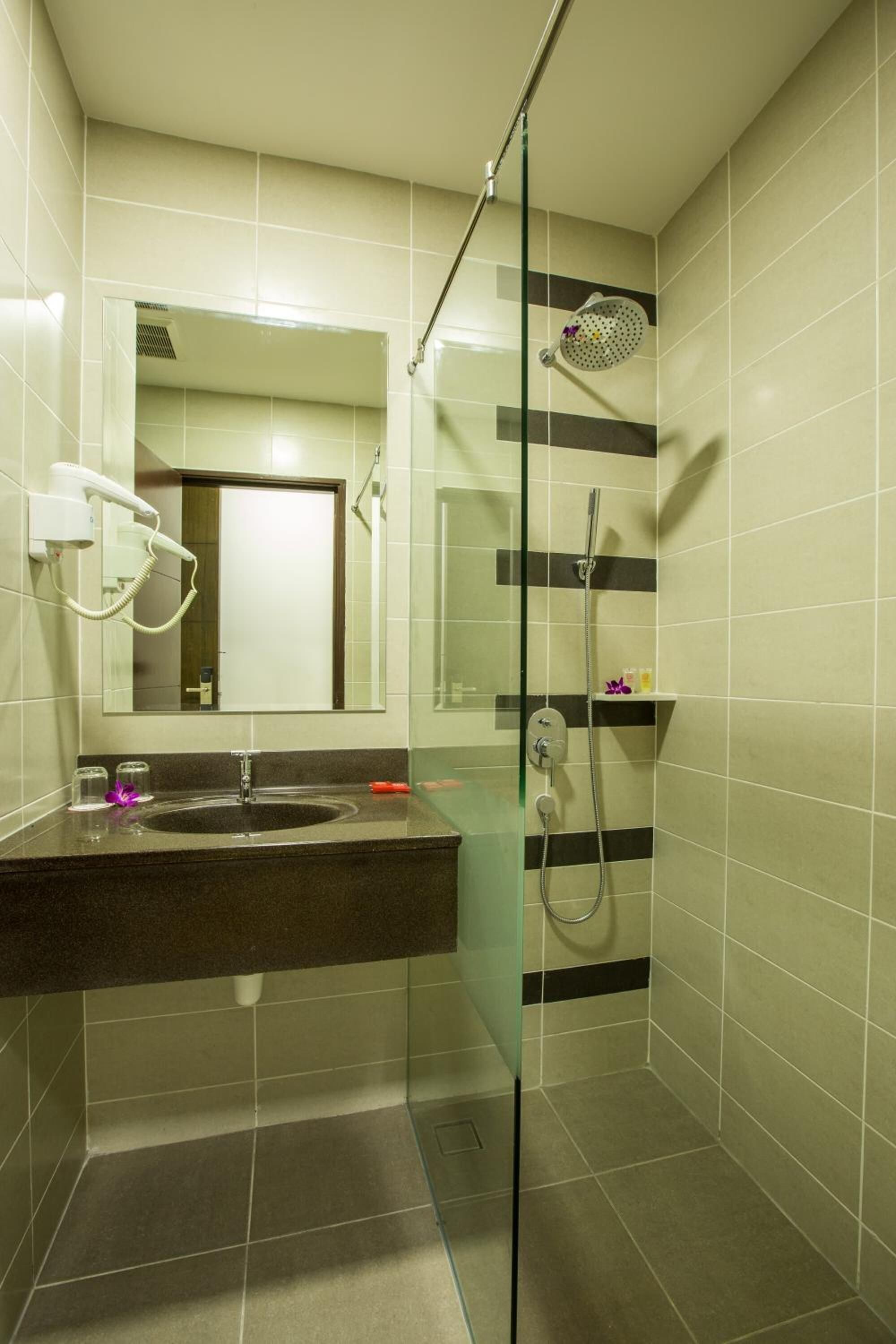 shower, rainfall showerhead, free toiletries, hair dryer