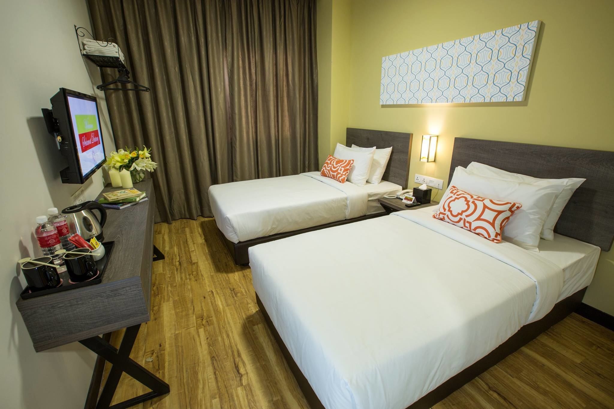 deluxe twin | desk, soundproofing, free cots/infant beds, free wifi