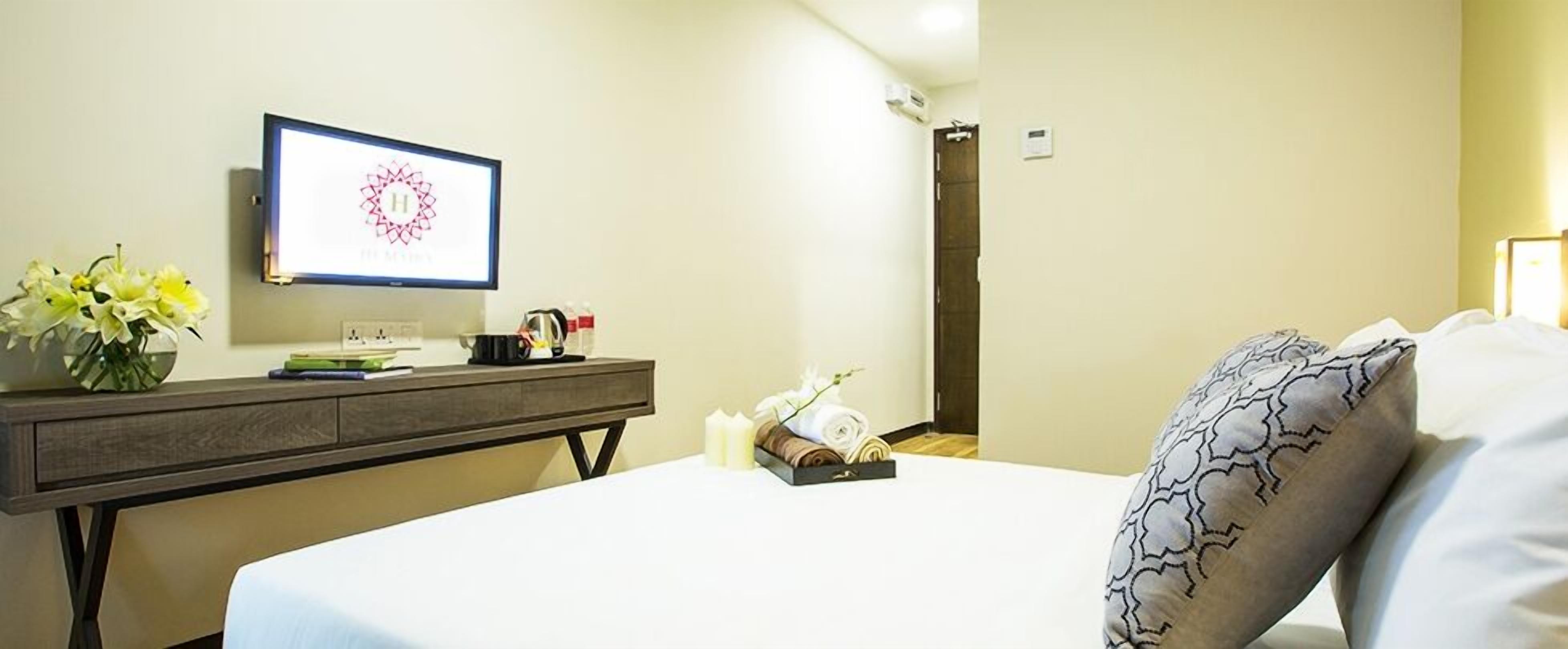 deluxe queen | desk, soundproofing, free cots/infant beds, free wifi