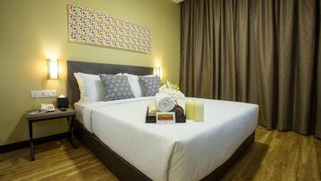 Desk, soundproofing, free cribs/infant beds, free WiFi