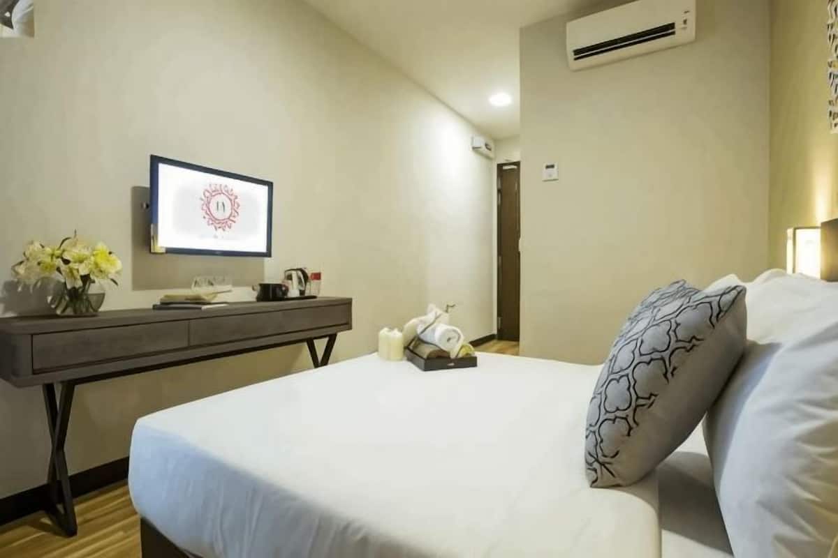 Desk, soundproofing, cribs (free), WiFi (free)