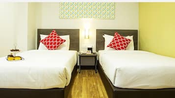 Habitació amb dos llits individuals superior, sense finestres | Vista des de l'habitació