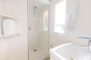 Mobile Home (Goelette) | Bathroom | Shower, hair dryer, toilet paper - Camping Les Chèvrefeuilles (Royan)