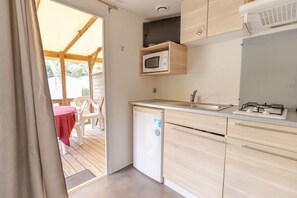 Mobile Home (Sloop Duo) | Private kitchen | Fridge, microwave, stovetop, electric kettle