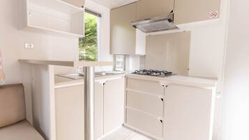 Mobile Home (Goelette) | Private kitchen | Fridge, microwave, stovetop, electric kettle