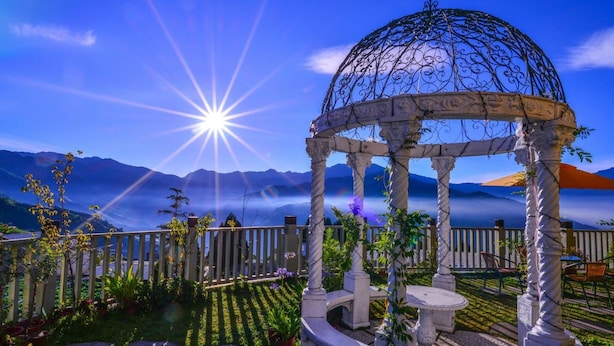 A gazebo with a dome and columns, surrounded by a wooden fence and potted plants. - Sheepman Villa (Ren'ai)