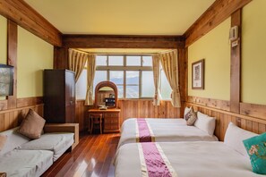 クラシック 4 人部屋 | 遮光カーテン、WiFi (無料)、ベッドシーツ