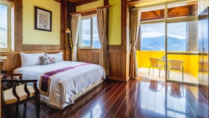A bedroom with a bed, wooden walls, a window, and a balcony with chairs. - Sheepman Villa (Ren'ai)