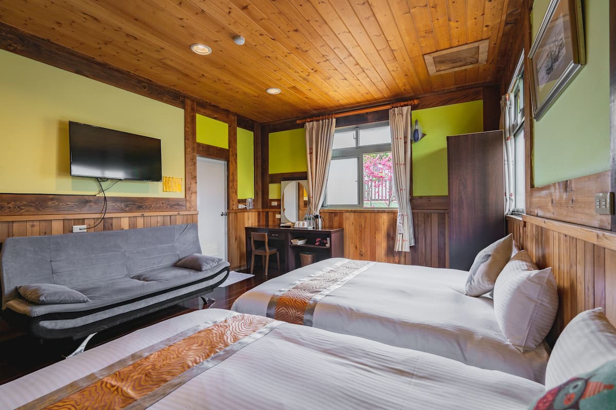 Habitación cuádruple clásica | Cortinas blackout, wifi gratis y ropa de cama