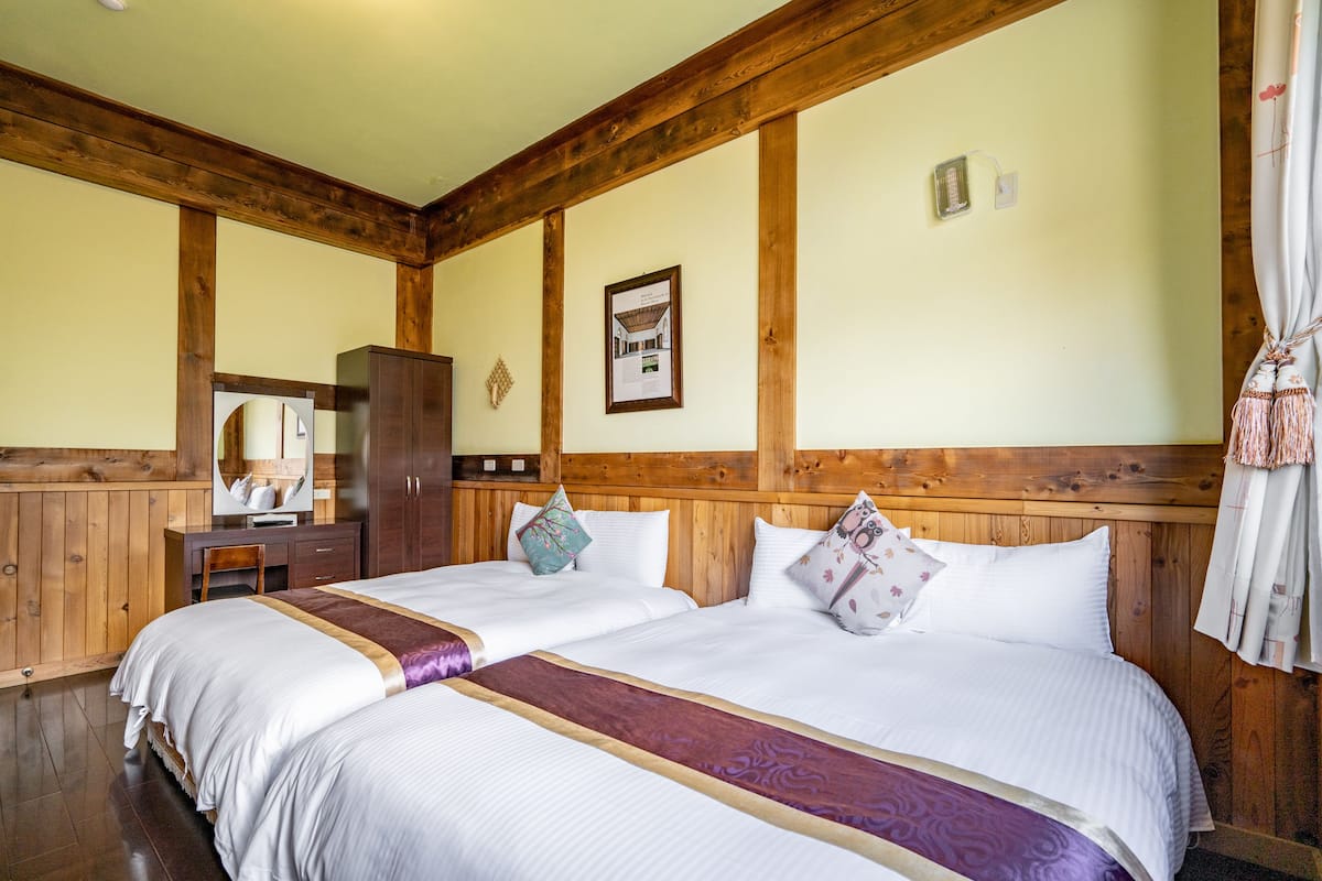 Habitación cuádruple estándar, 2 camas matrimoniales | Cortinas blackout, wifi gratis y ropa de cama