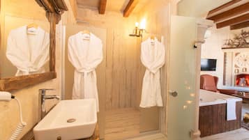 Honeymoon Studio Suite | Bathroom | Shower, free toiletries, hair dryer, slippers