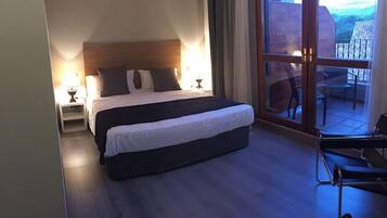 Habitación doble superior | Ropa de cama de alta calidad y caja de seguridad en la habitación