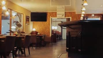 Lunch and dinner served