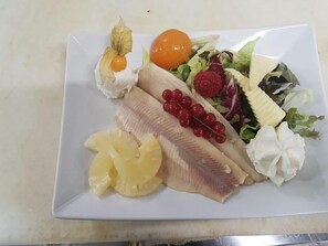 Lunch and dinner served - Schlosspark-Hotel Hof von Oldenburg (Rastede)