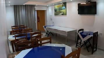 بوفيه فطور مجانًا يوميًا