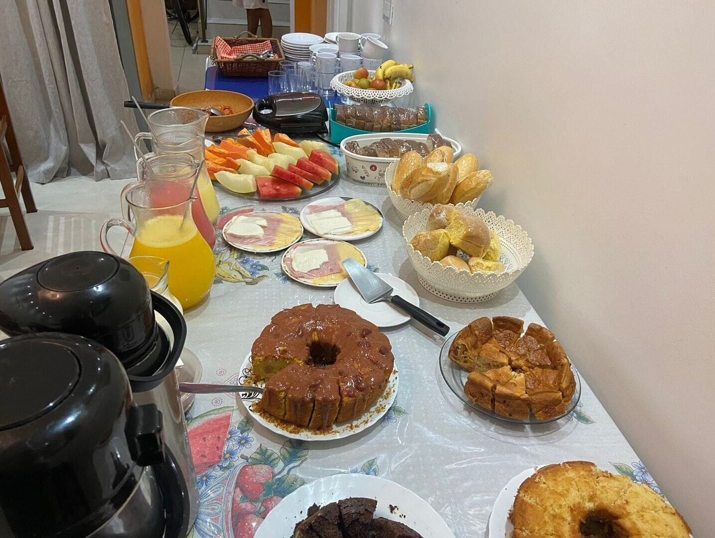 Ein Frühstücksbuffet mit verschiedenen Speisen und einer Kaffeemaschine.