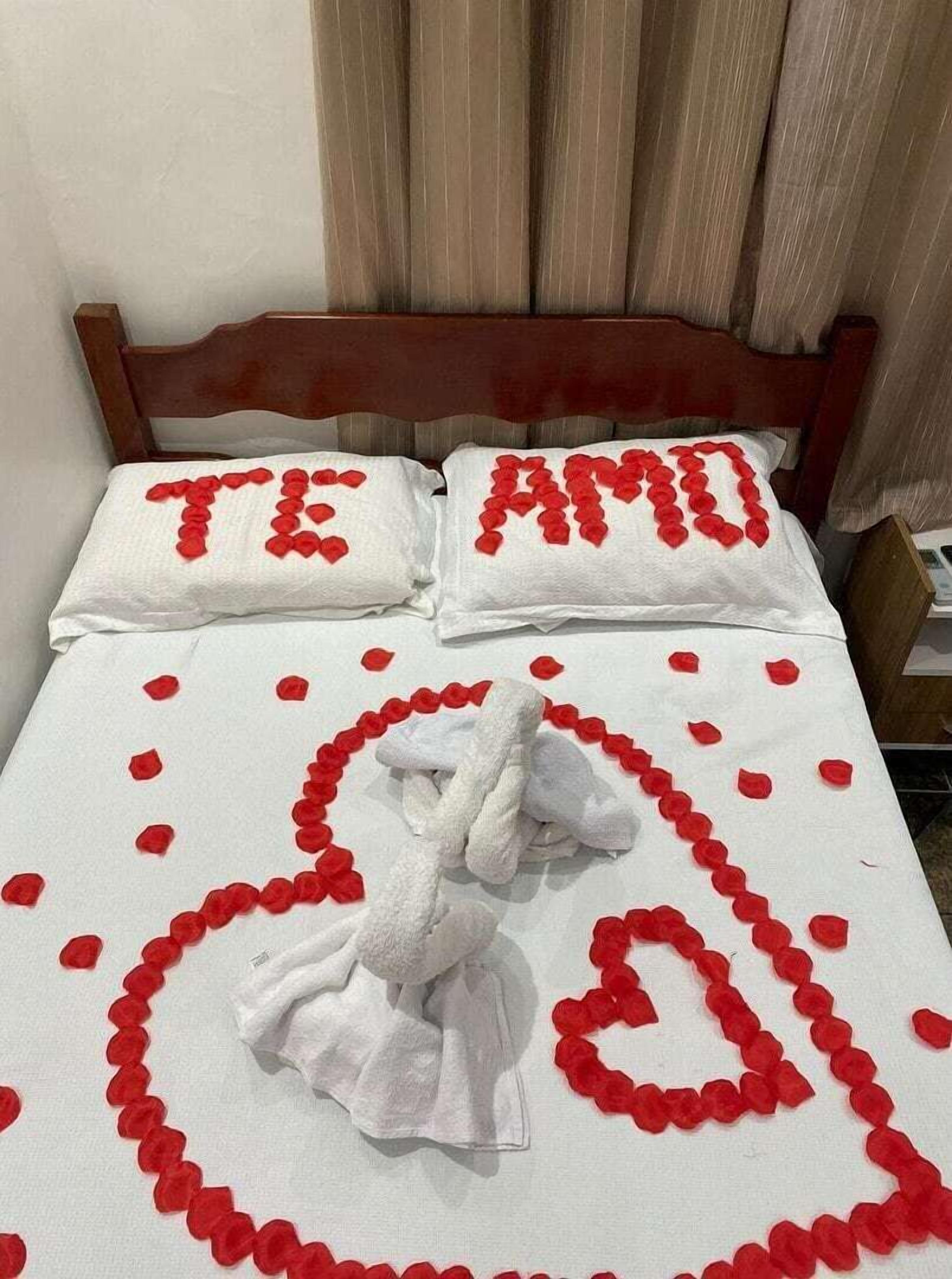 Escrivaninha, cortinas blackout, Wi-Fi de cortesia, roupa de cama