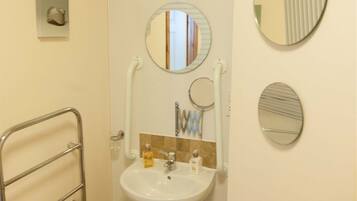 Cottage, Ensuite | Bathroom | Hair dryer, towels