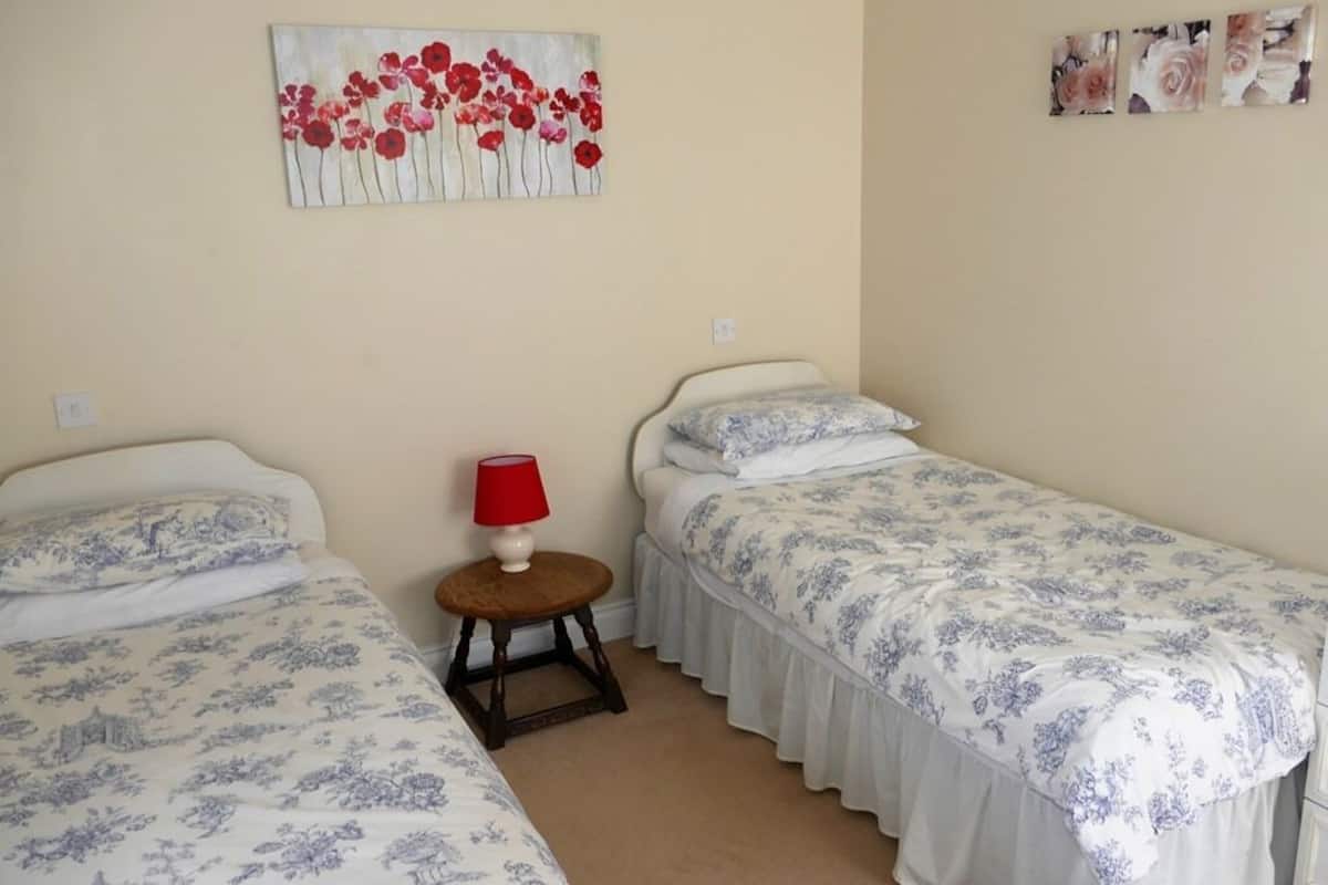 Habitación triple Confort, baño privado, vistas al jardín | 1 dormitorio