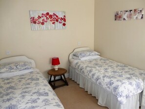 Comfort Triple Room, Ensuite, Garden View | 1 bedroom - The Willows Accommodation (Wincanton)