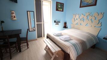 Zimmer (Blue) | Hochwertige Bettwaren, Zimmersafe, individuell dekoriert