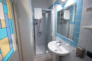 Room (Blue) | Bathroom | Shower, free toiletries, hair dryer, bidet - B&B San Leone (Agrigento)