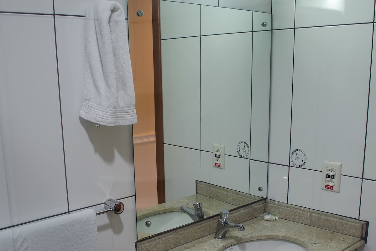 Chambre avec lits jumeaux, 2 grands lits | Salle de bain