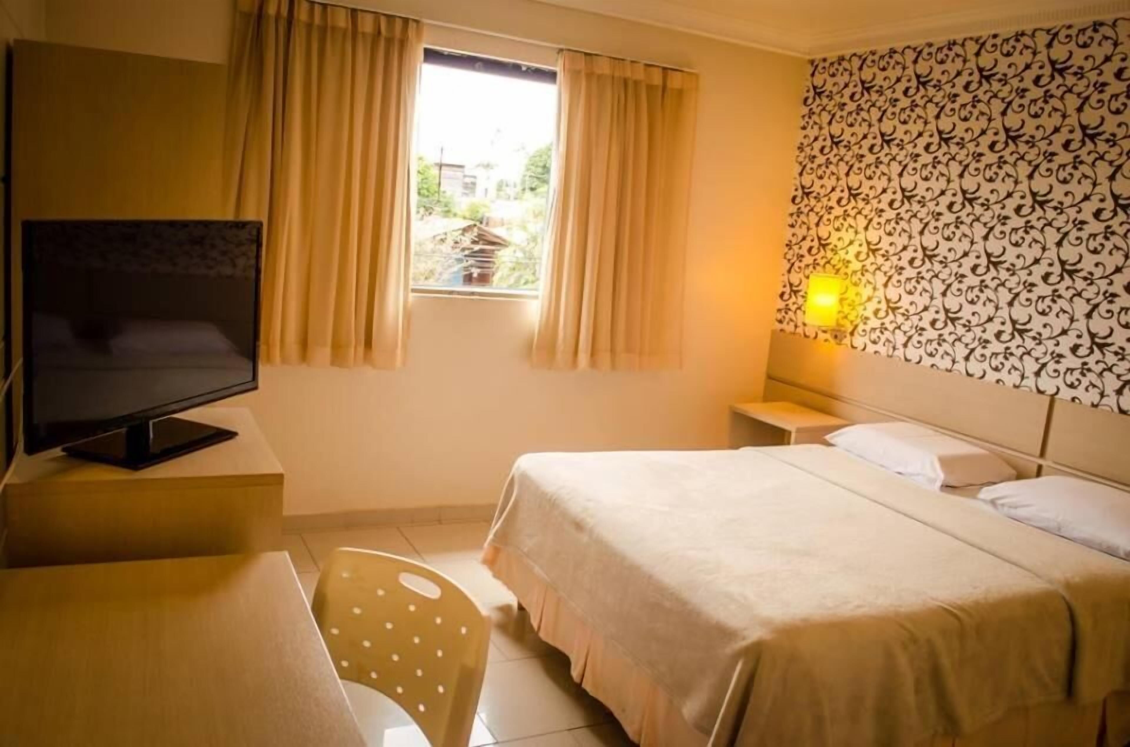 Minibar, meja kerja, tirai kedap cahaya, dan setrika/meja setrika