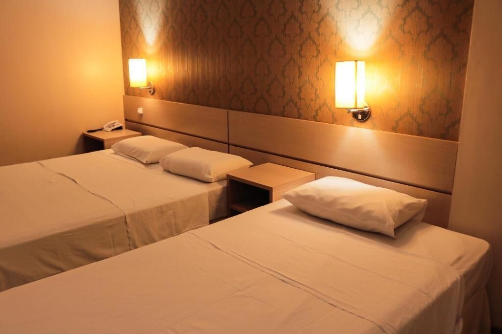 Minibar, meja kerja, tirai kedap cahaya, dan setrika/meja setrika