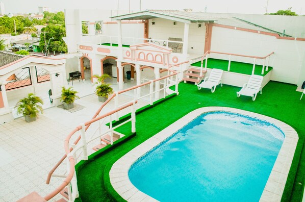 Una piscina al aire libre