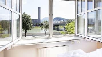 Tweepersoonskamer, privébadkamer | Een kluis op de kamer, een bureau, gratis wifi, beddengoed
