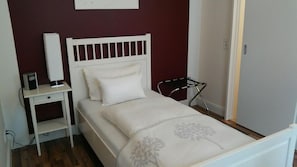 Schreibtisch, Bügeleisen/Bügelbrett, kostenlose Babybetten