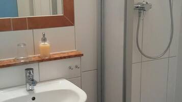 Shower, free toiletries, hair dryer