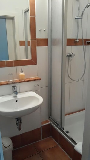 Dusche, kostenlose Toilettenartikel, Haartrockner