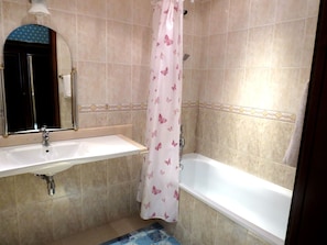 Deep-soaking bathtub, free toiletries, hair dryer, slippers