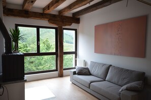 Apartamento, 2 quartos | Sala de estar | TV, lareira