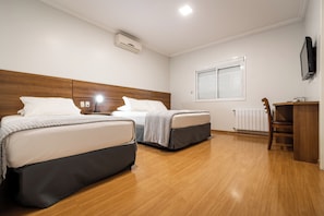 Cofres nos quartos, escrivaninha, Wi-Fi de cortesia, roupa de cama