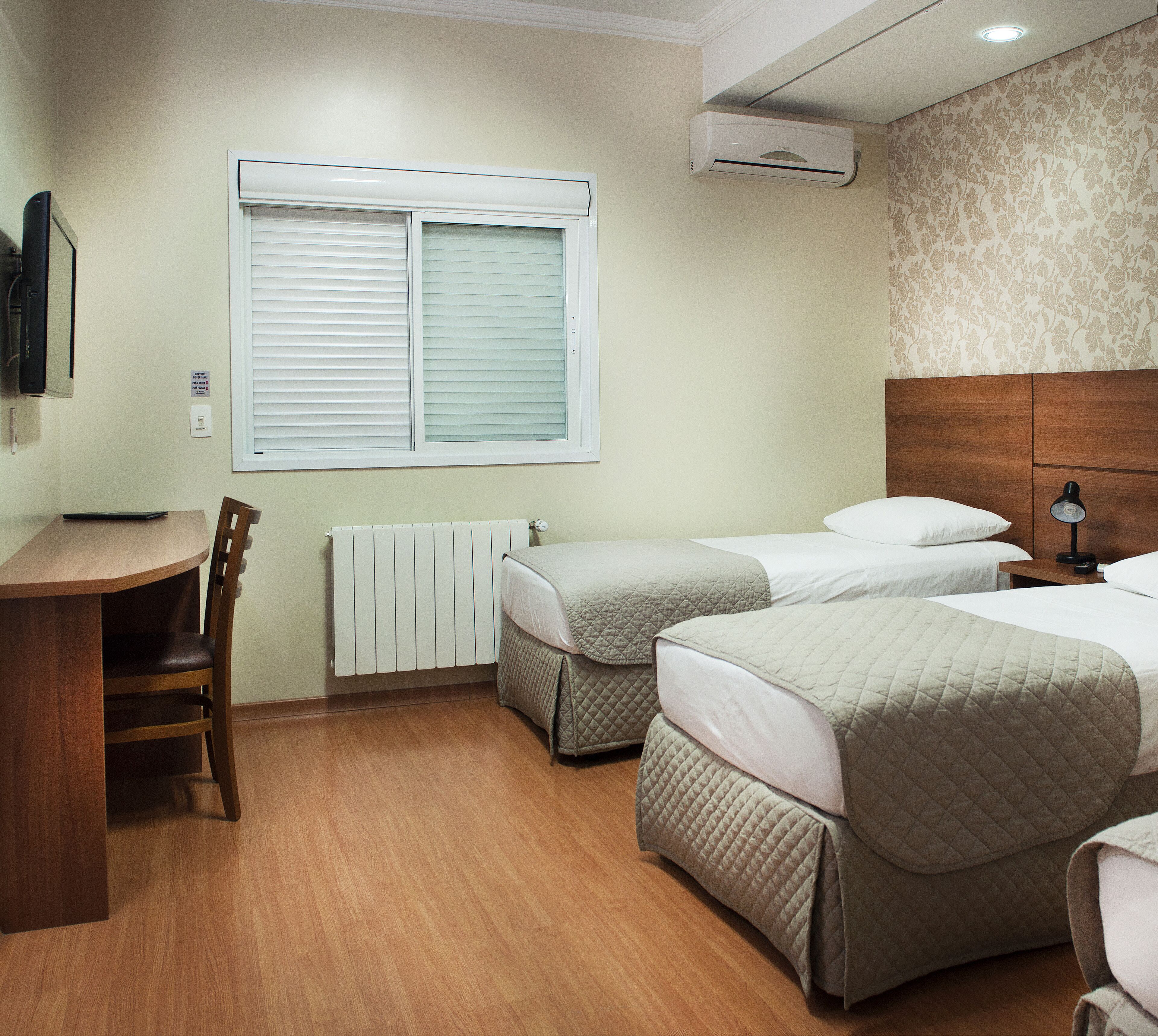 luxury triple room | 1 bedroom, in-room safe, desk, free wifi