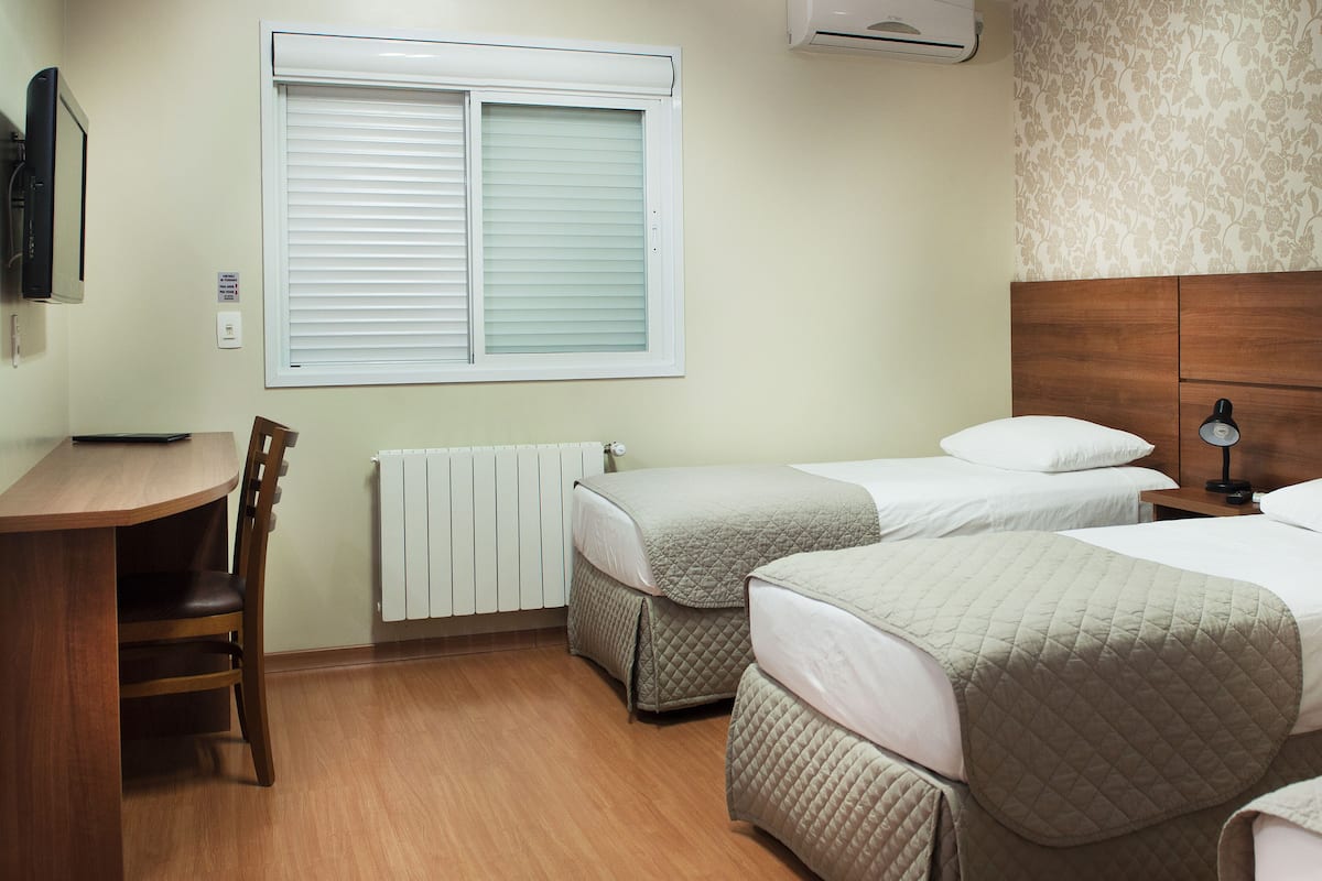 luxury triple room | 1 bedroom, in-room safe, desk, free wifi