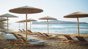 Am Strand, Sonnenschirme, StrandtĂŒcher