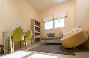Appartement, 1 chambre | Salle de séjour | Télévision à écran plat