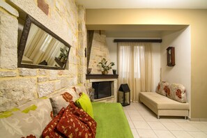 Departamento superior, 1 habitación | Área de sala de estar | Televisión de pantalla plana 