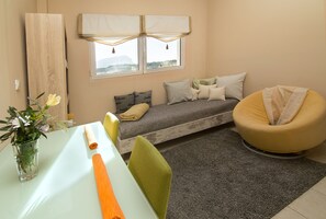 Departamento, 1 habitación | Sala de estar | Televisión de pantalla plana 